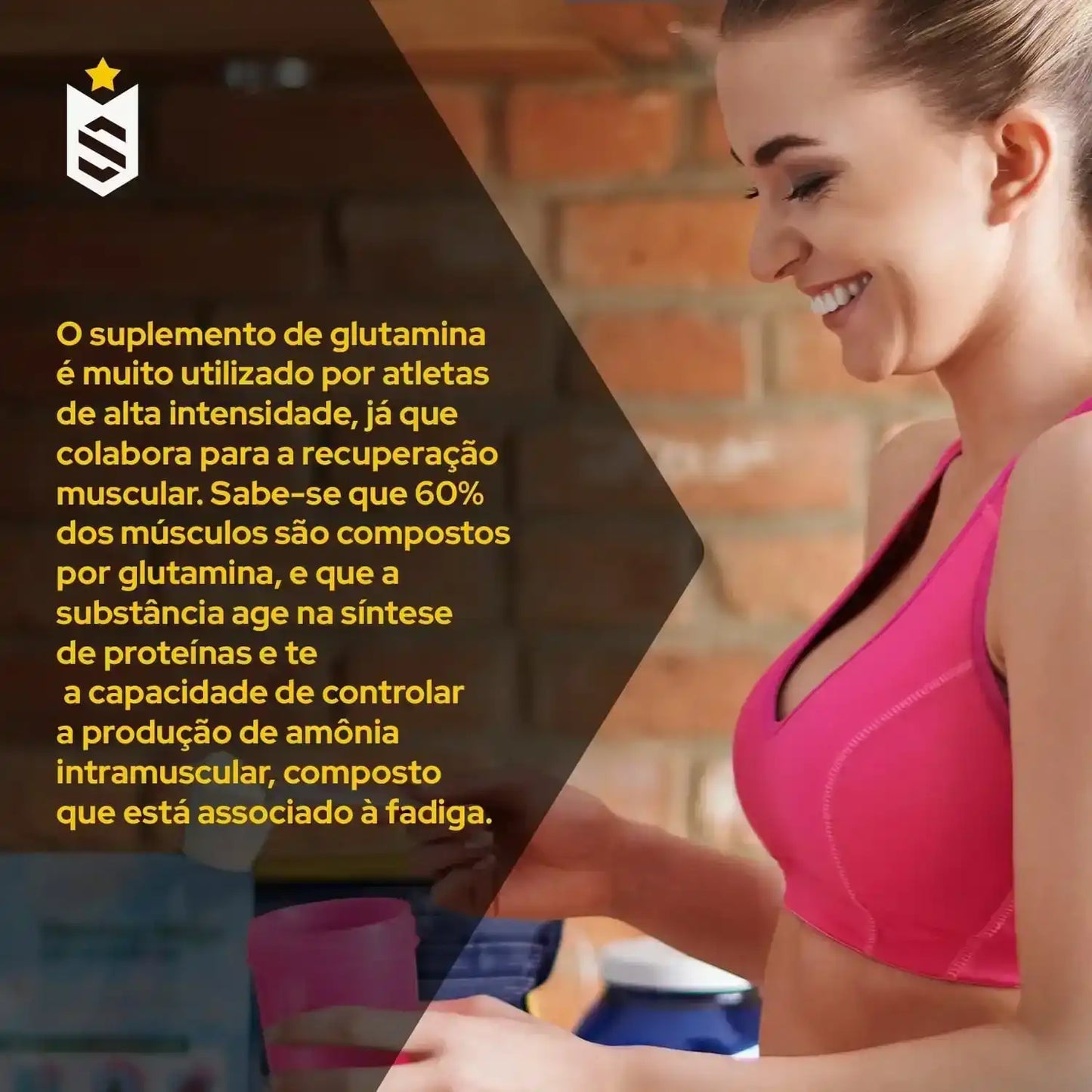 Mulher sorrindo de top rosa prepara suplemento de glutamina, fundo de parede de tijolos.