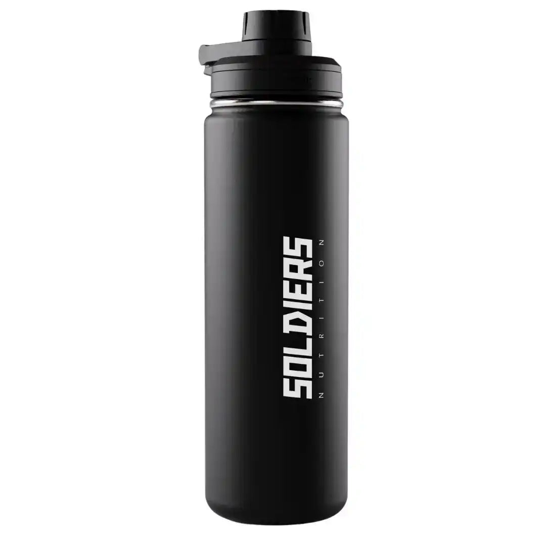 Garrafa preta esportiva com tampa antifuga e logo Soldiers Nutrition em destaque.
