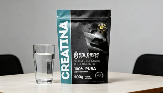 Pacote de Creatina Monohidratada Soldiers Nutrition 500g ao lado de um copo de água em uma mesa