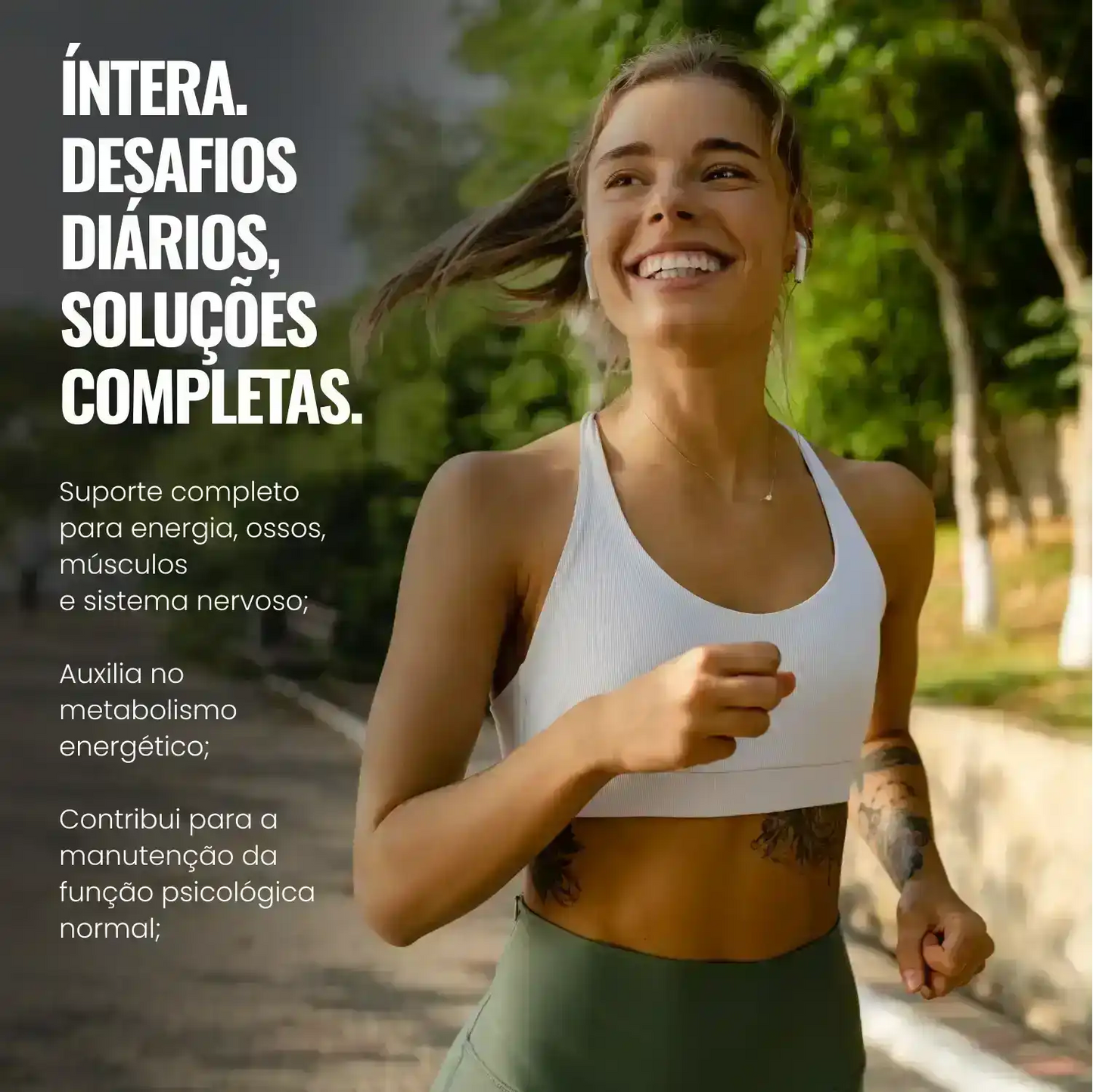 Mulher sorridente praticando corrida ao ar livre, simbolizando saúde, energia e bem-estar.