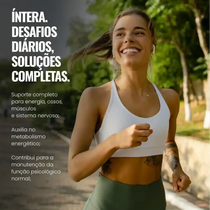 Mulher sorridente praticando corrida ao ar livre, simbolizando saúde, energia e bem-estar.