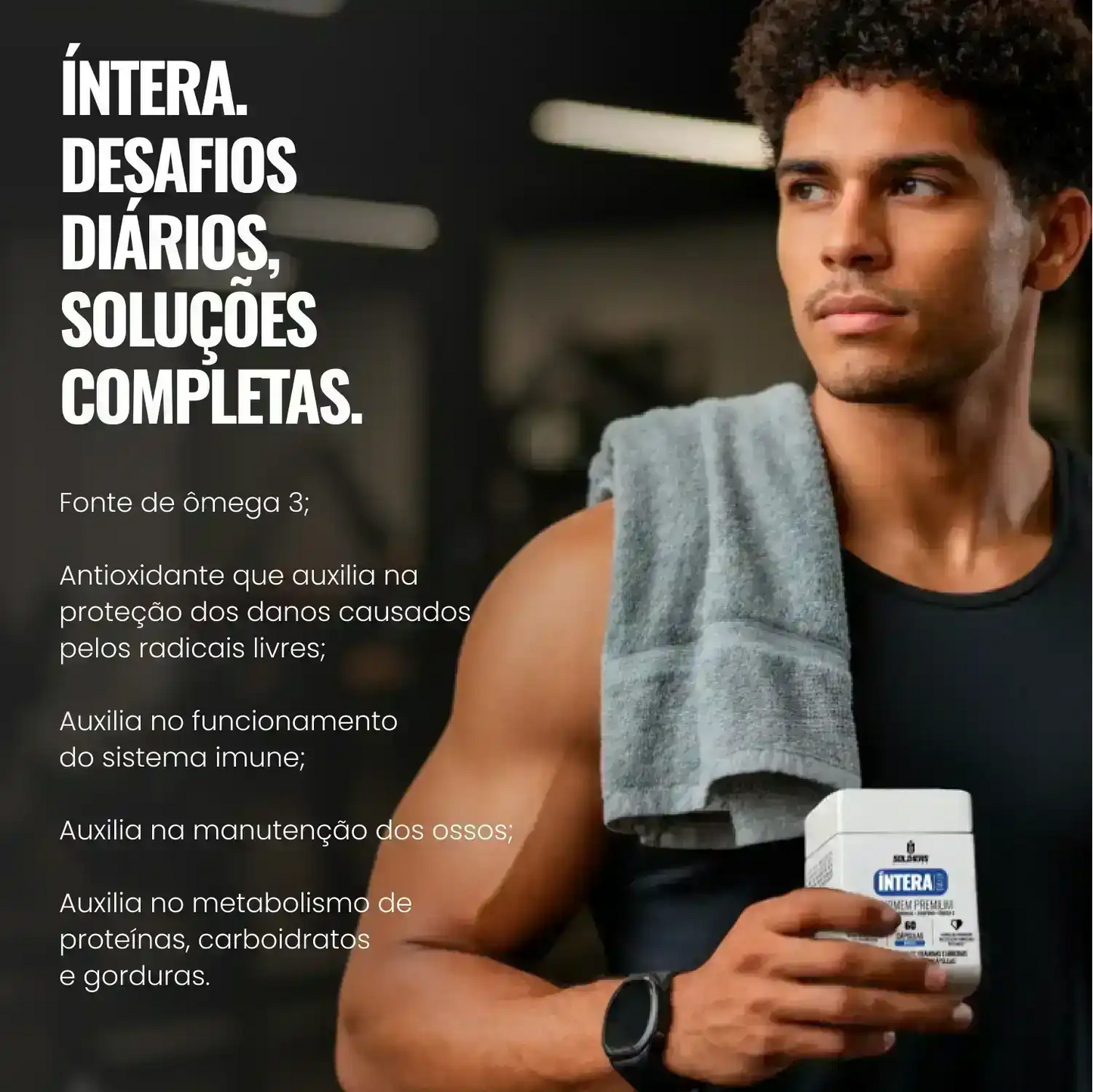 Homem atleta em academia segurando suplemento ômega 3 com texto sobre benefícios antioxidantes.