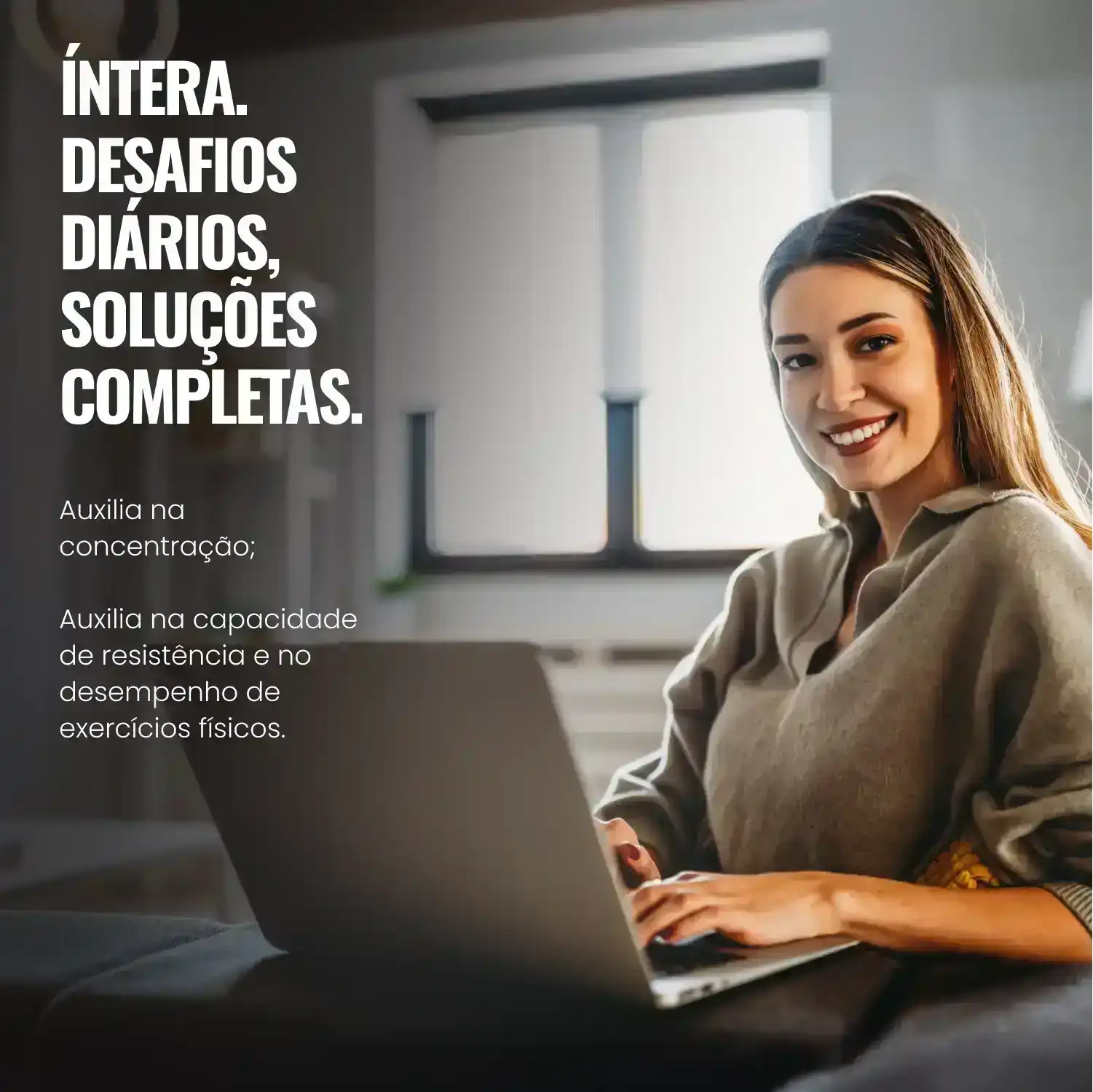 Mulher sorrindo usando notebook em ambiente doméstico, texto sobre foco e resistência física.