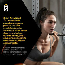 Mulher atleta levantando barra de peso em academia, conceito de suplemento para treino noturno