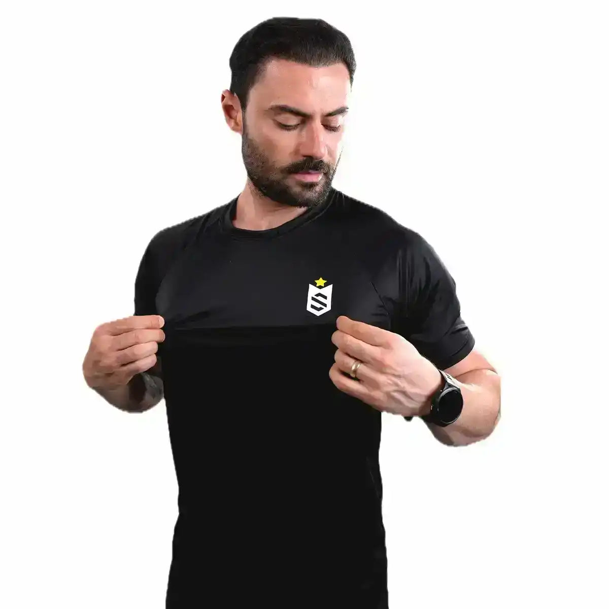Homem vestindo camiseta preta fitness com logo estilizado no peito, fundo branco.
