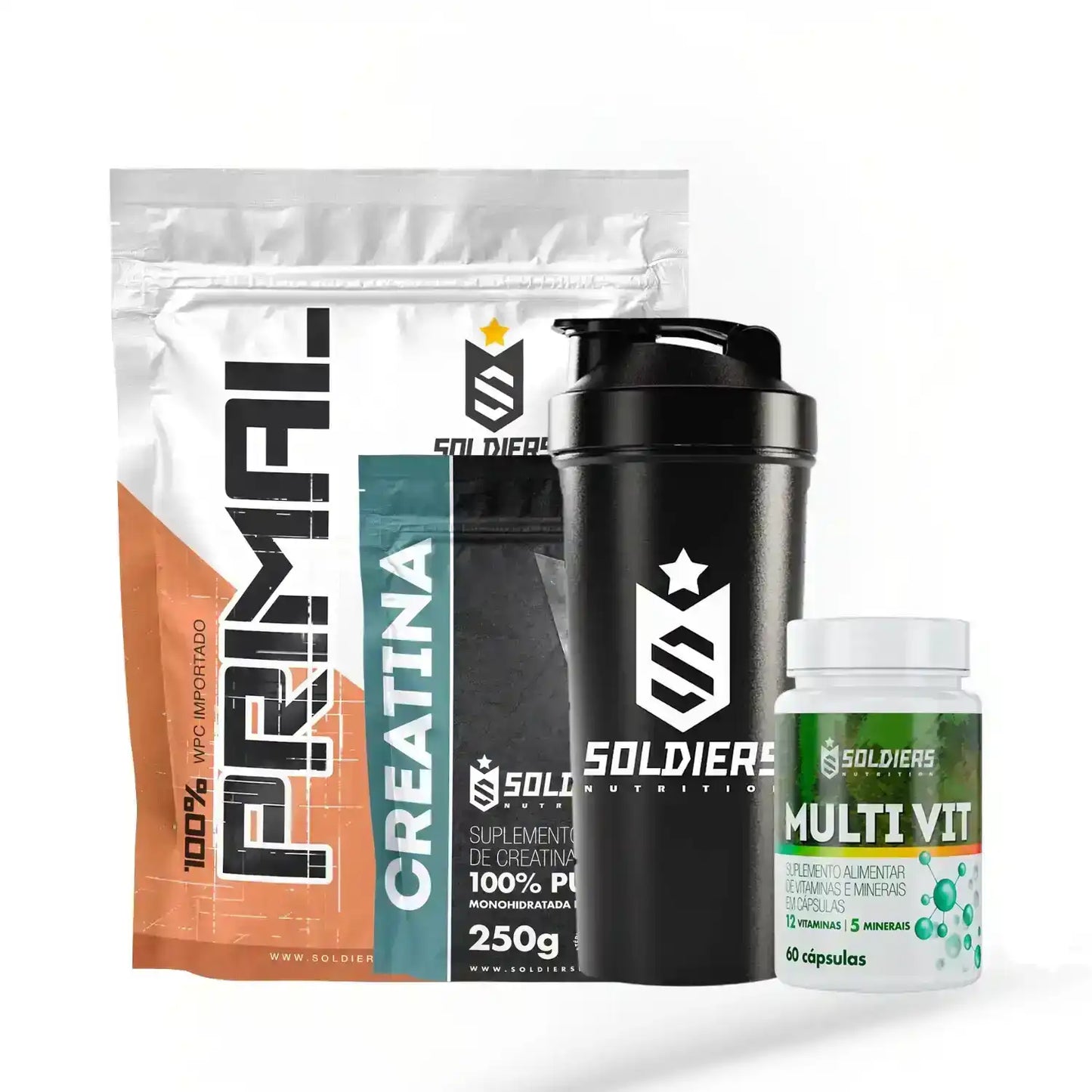 Combo de suplementos com creatina, vitaminas, pote de proteína e coqueteleira preta sobre fundo branco