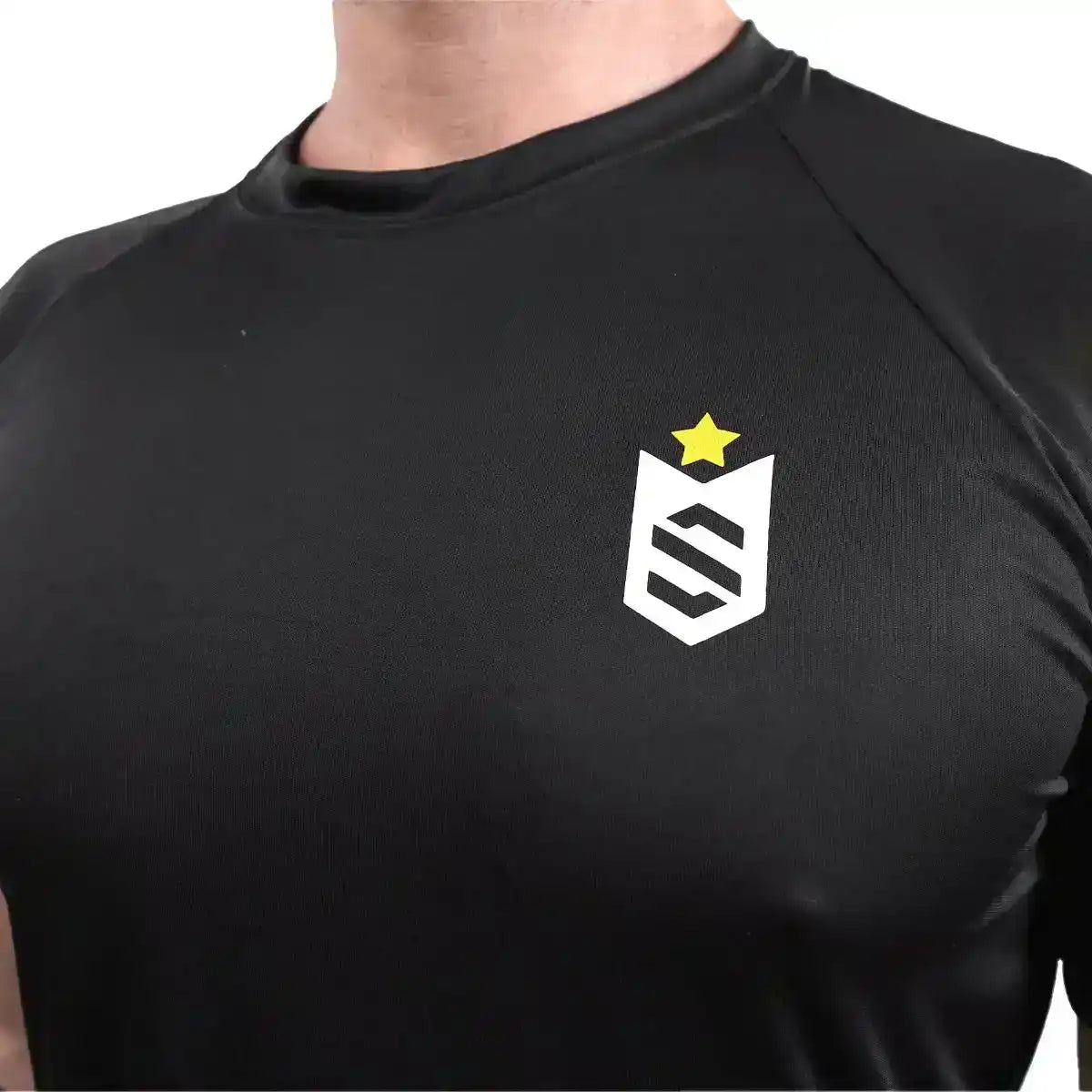 Camiseta preta esportiva com estampa de escudo branco e estrela amarela no peito