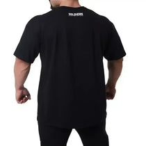 Homem de costas vestindo camiseta preta esportiva com logo Soldiers Nutrition nas costas