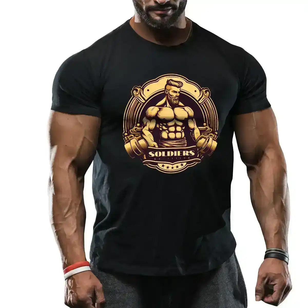 Homem musculoso vestindo camiseta preta com estampa de fisiculturista e halteres