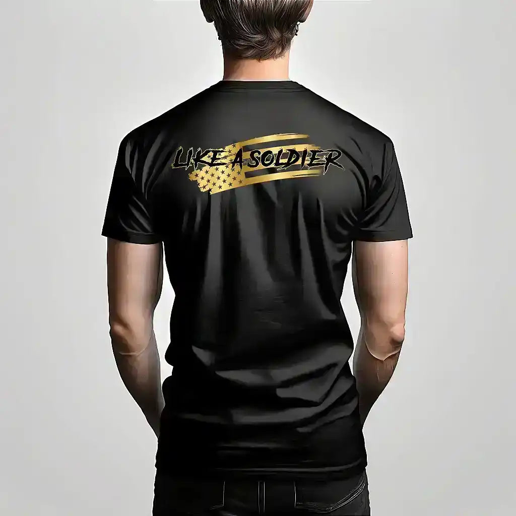 Camiseta preta masculina com estampa dourada e frase 'LIKE A SOLDIER' nas costas.