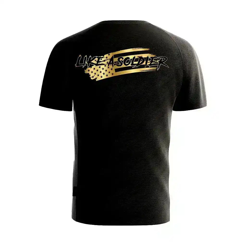 Camiseta preta masculina com estampa nas costas escrita 'LIKE A SOLDIER' e bandeira estilizada