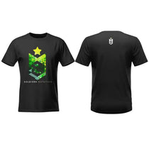 Camiseta preta fitness masculina com estampa geométrica verde, estrela amarela e logo minimalista.