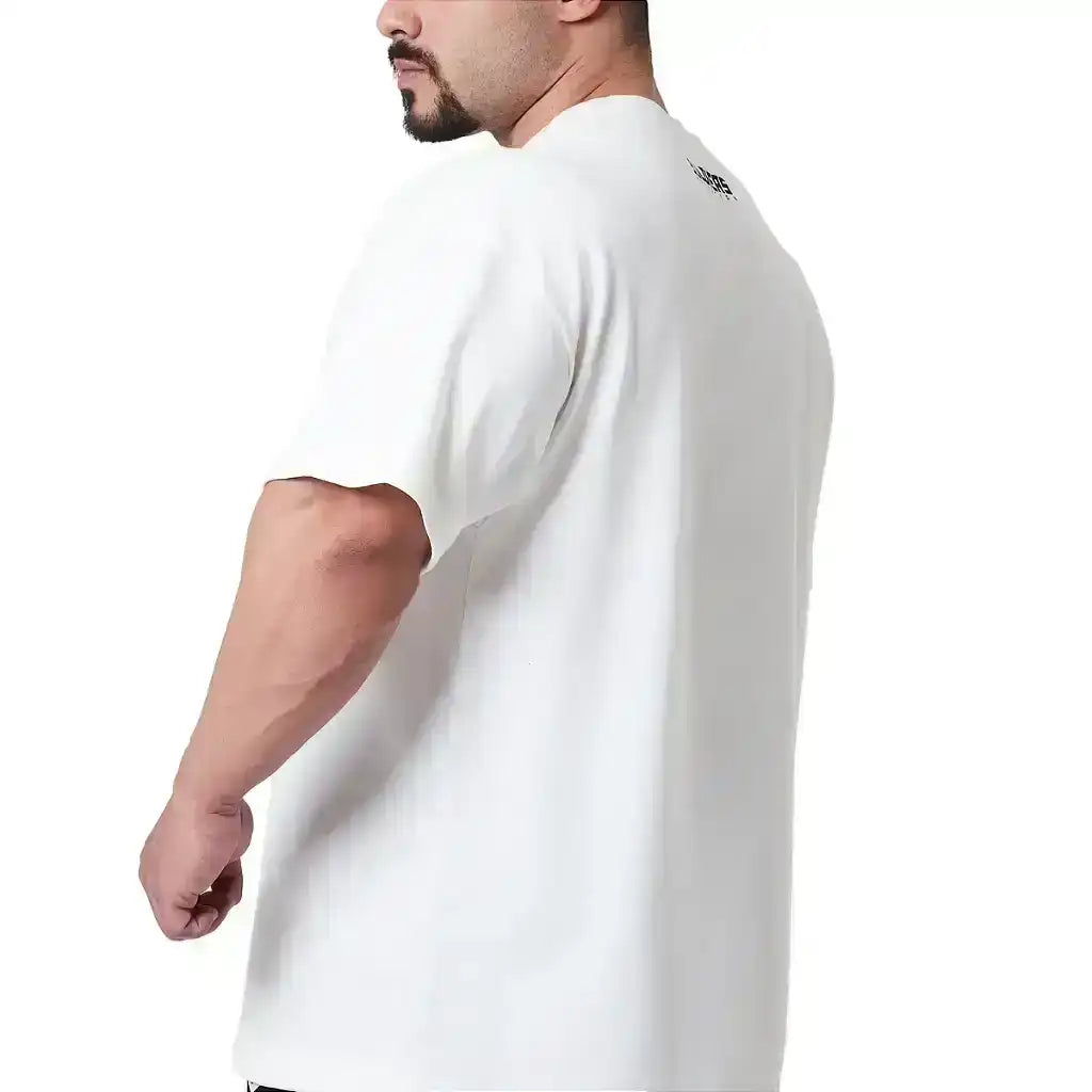 Homem musculoso vestindo camiseta branca vista de costas, fundo branco, moda fitness.