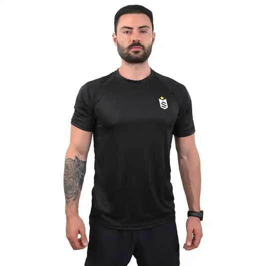 Homem vestindo camiseta preta fitness com logo pequeno no peito, fundo branco, moda esportiva