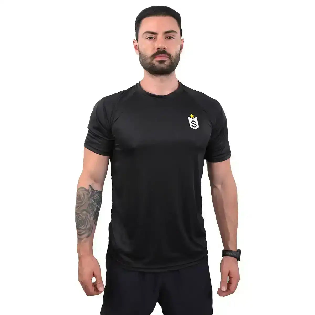 Homem com camiseta preta esportiva masculina, símbolo branco e amarelo, fundo branco
