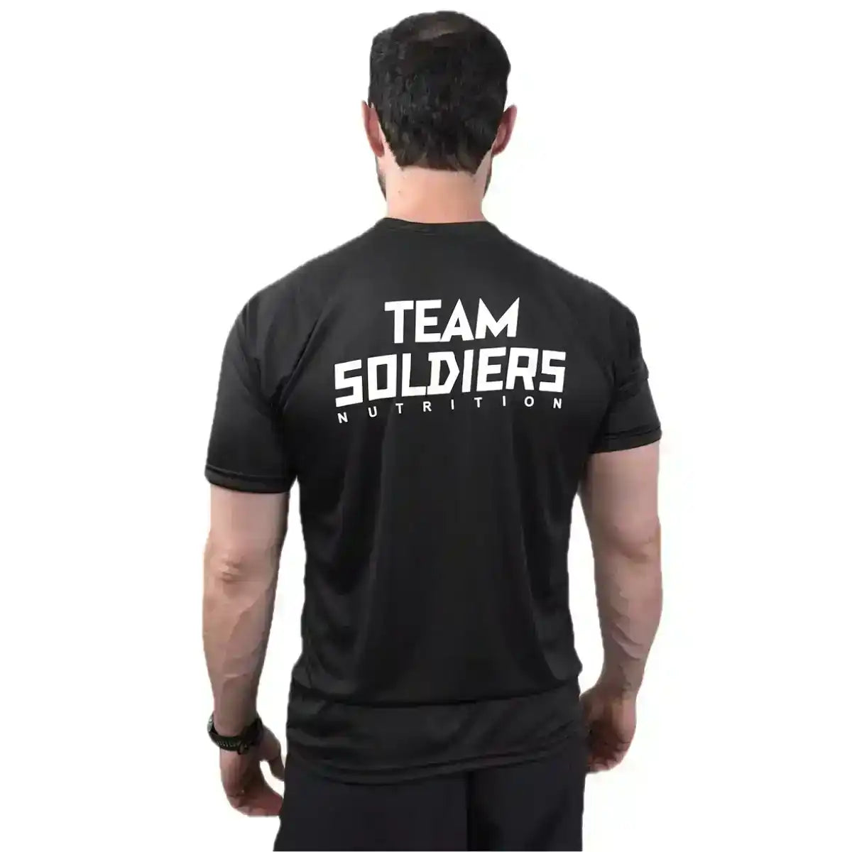 Homem de costas vestindo camiseta preta com estampa TEAM SOLDIERS NUTRITION em branco, fundo branco.
