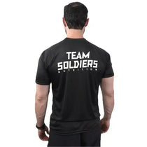 Homem de costas vestindo camiseta preta com estampa TEAM SOLDIERS NUTRITION em branco, fundo branco.