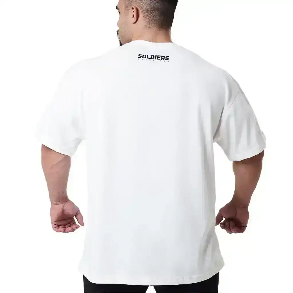 Homem de costas vestindo camiseta branca com logo Soldiers na parte superior das costas