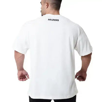 Homem de costas vestindo camiseta branca com logo Soldiers na parte superior das costas