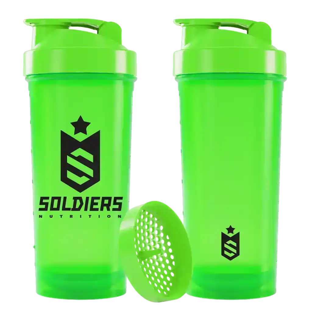 Coqueteleira verde para suplementos fitness, com filtro e logo estampado.