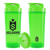 Coqueteleira verde para suplementos fitness, com filtro e logo estampado.