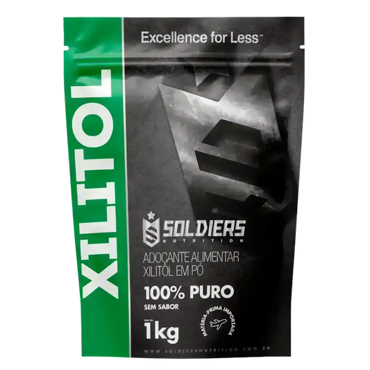Embalagem de 1kg de xilitol em pó, adoçante alimentar, 100% puro, sem sabor, rótulo preto e verde.