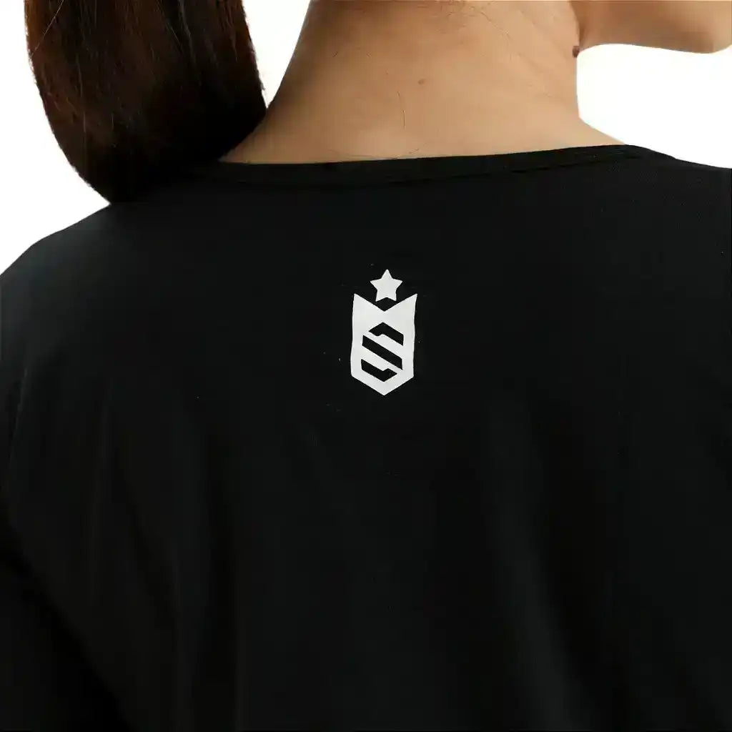 Camiseta preta fitness detalhe logo branca nas costas, foco em vestuário esportivo.