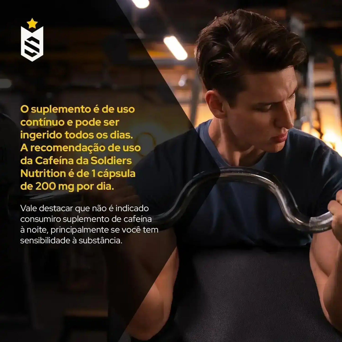 Homem jovem treinando musculação em academia, texto sobre suplemento de cafeína e sua recomendação de uso diário.