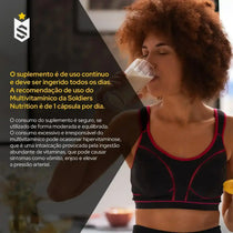 Mulher praticando esportes toma suplemento em pó, informação sobre uso de multivitamínicos no fundo.