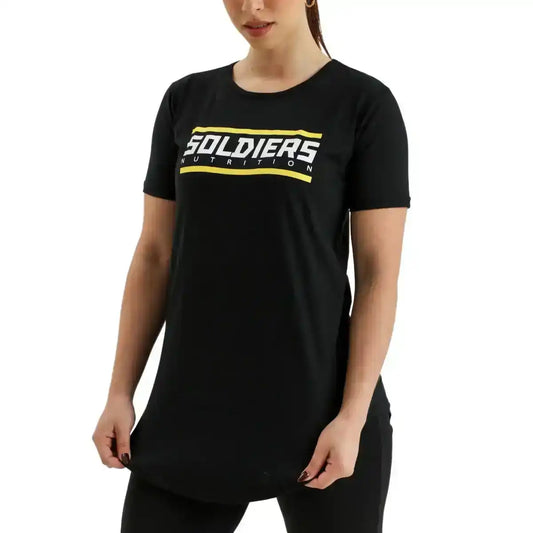Mulher vestindo camiseta preta com logo Soldiers Nutrition centralizado, moda fitness.