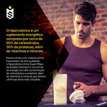 Homem preparando suplemento hipercalórico em coqueteleira, com texto destacando carboidratos, proteínas, vitaminas e minerais.