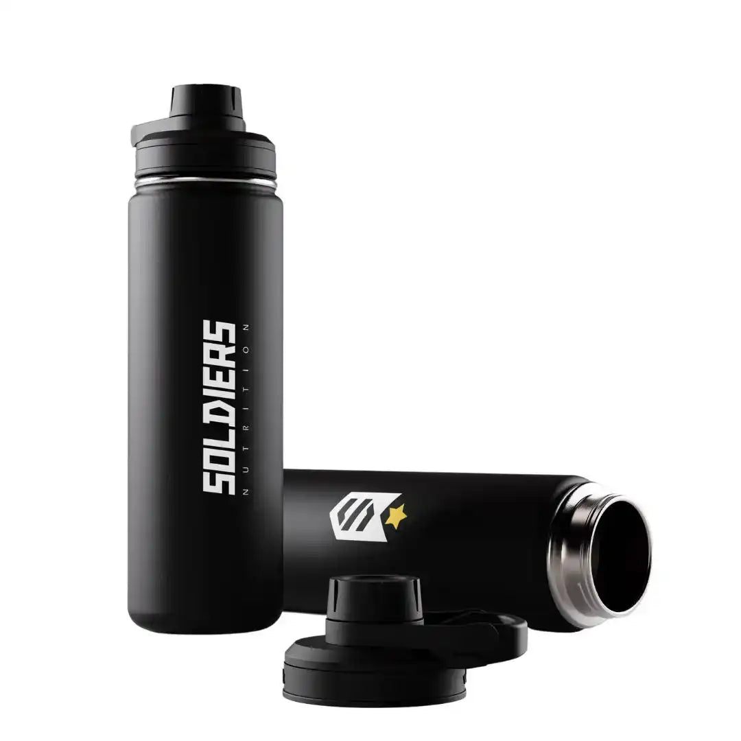 Garrafa preta de inox para suplemento esportivo com tampa, design moderno, fundo branco.