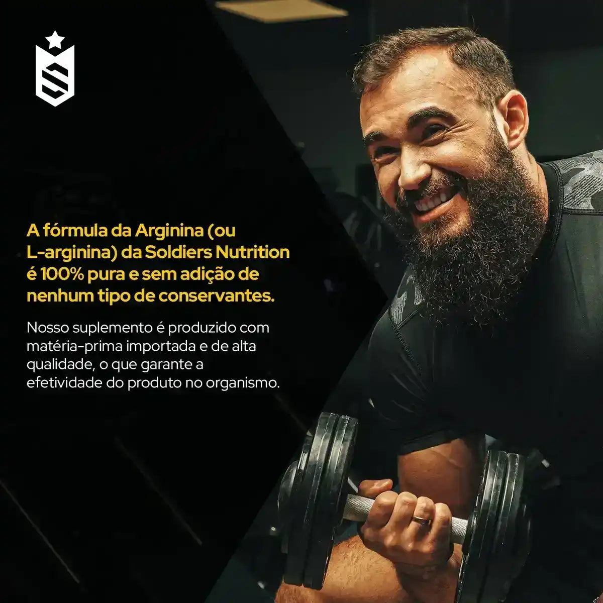 Homem barbudo sorrindo levantando haltere com texto sobre suplemento de arginina pura sem conservantes.