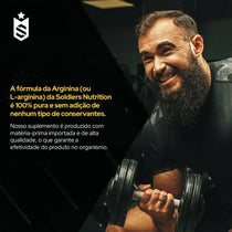 Homem barbudo sorrindo levantando haltere com texto sobre suplemento de arginina pura sem conservantes.