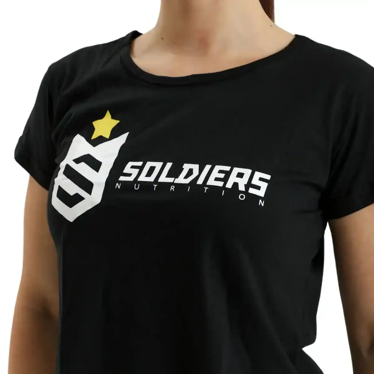 Camiseta preta feminina com logo Soldiers Nutrition e estrela amarela, moda fitness.