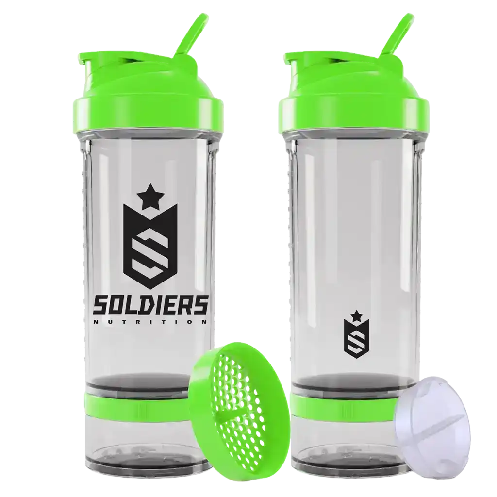 Coqueteleira transparente com tampa verde neon, filtro e compartimento para suplemento.