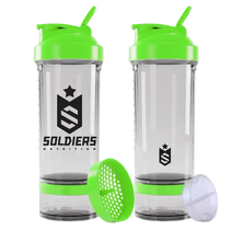 Coqueteleira transparente com tampa verde neon, filtro e compartimento para suplemento.