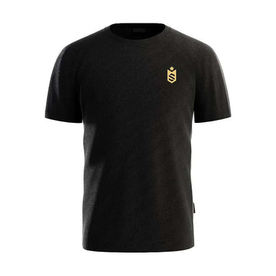 Camiseta preta masculina fitness com logo dourado pequeno no peito, fundo branco.