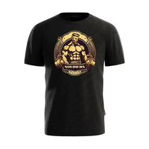 Camiseta preta estampa maromba, homem musculoso segurando halteres, visual fitness.