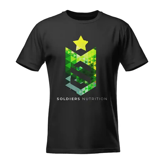 Camiseta preta com estampa geométrica verde e estrela amarela, escrita 'Soldiers Nutrition'.