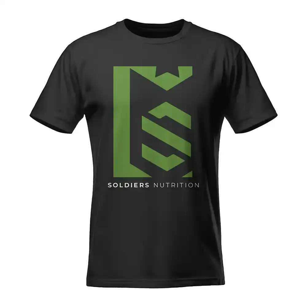 Camiseta preta com estampa verde geométrica e logo Soldiers Nutrition na frente.