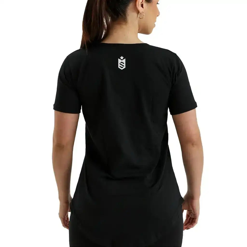 Mulher vestindo camiseta preta fitness, vista de costas, com logo branco pequeno nas costas.