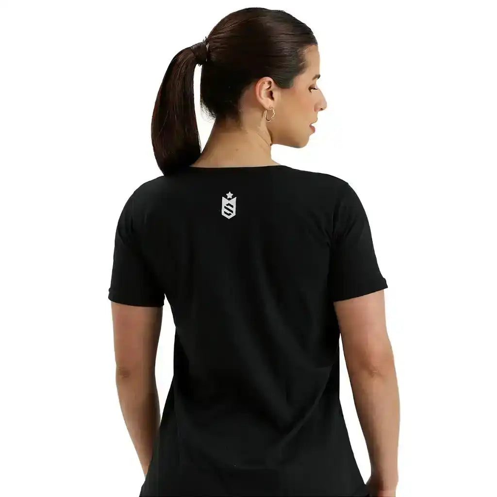 Mulher de costas vestindo camiseta preta fitness com logo branco na parte superior das costas.
