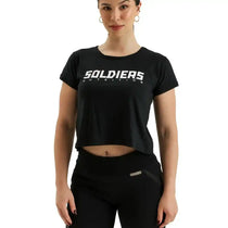 Mulher vestindo cropped preto esportivo com estampa Soldiers Nutrition, pose fitness.