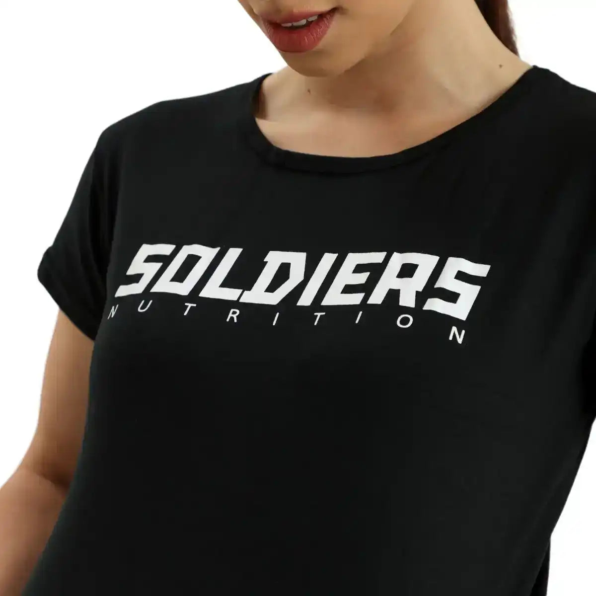 Camiseta preta feminina com estampa Soldiers Nutrition em destaque, moda fitness.