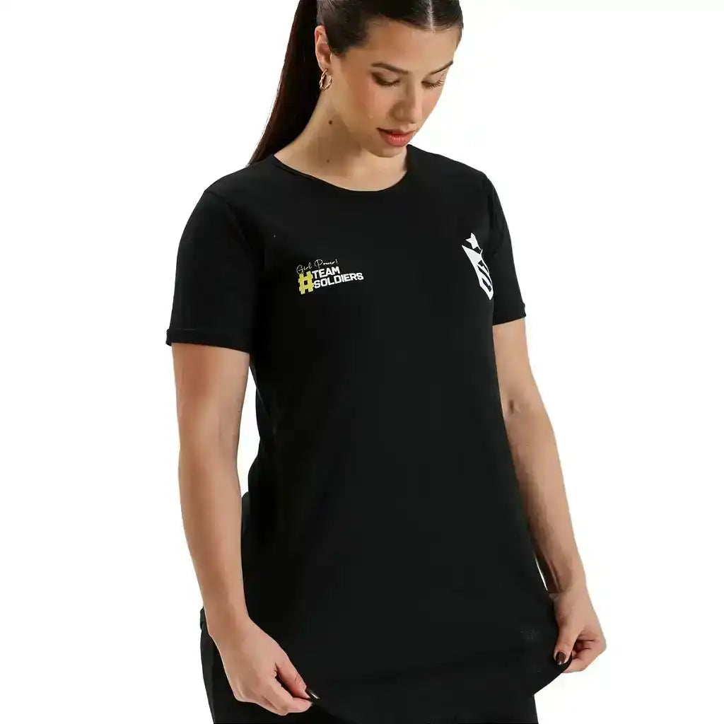 Mulher vestindo camiseta preta com estampa #TeamSoldiers, roupa fitness casual.