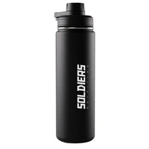 Garrafa preta esportiva com tampa antifuga e logo Soldiers Nutrition em destaque.