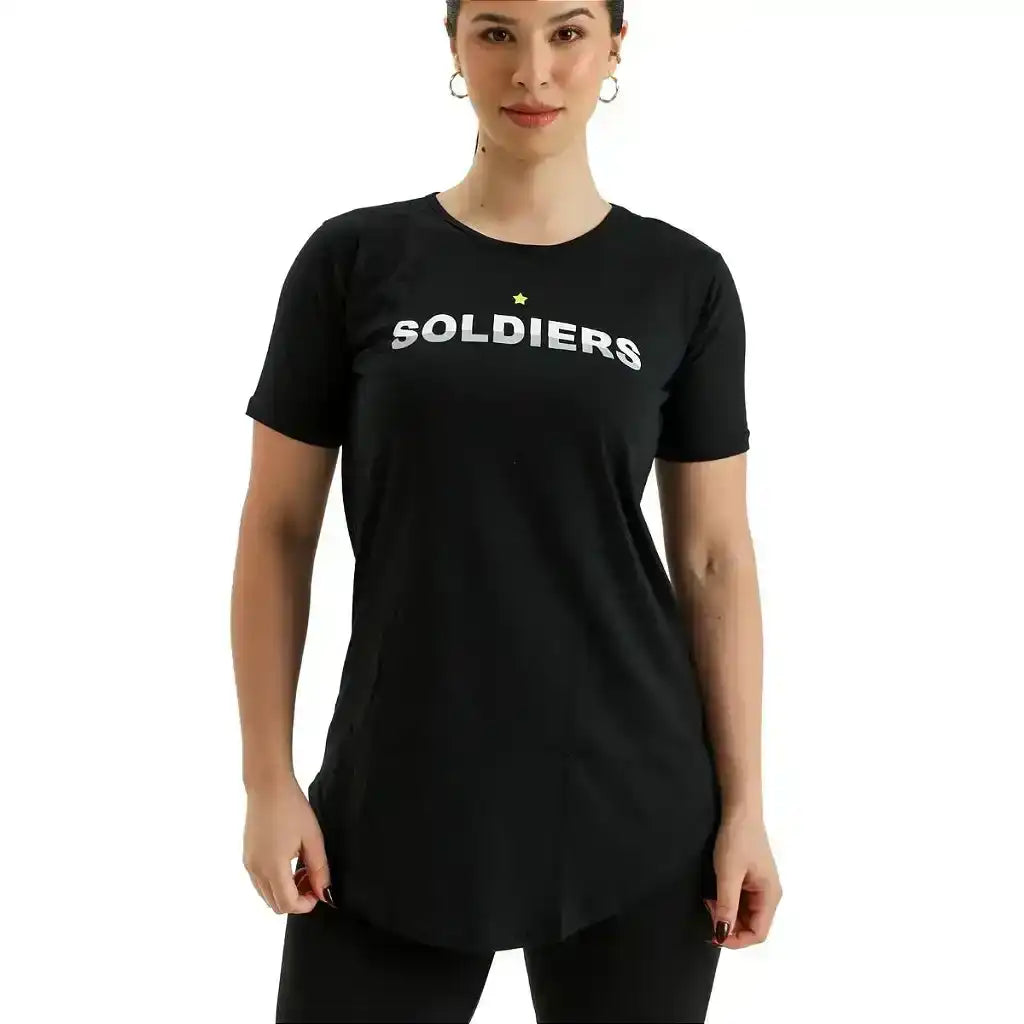 Mulher vestindo camiseta preta com estampa SOLDIERS, fundo branco, moda fitness.