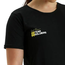 Camiseta preta feminina com estampa 'Girl Power #Team Soldiers' amarela e branca no peito